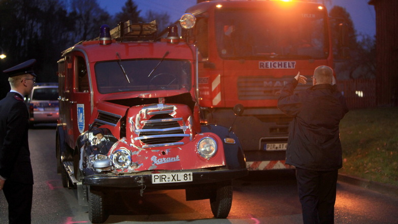 Dieser Feuerwehroldtimer war auf einer abschüssigen Straße in Pirna auf ein anderes Löschfahrzeug geprallt.