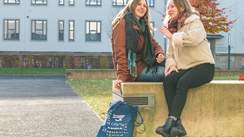 Louisa-Marie (links im Bild) begleitete das Ehrenamt des Dresdner Schokoladenmädchens 2020 und Lina (rechts im Bild) repräsentierte 2018 den Dresdner Stollen als 24. Stollenmädchen. Beide verbindet ihre Leidenschaft für Lebensmittel und seit Oktober 2020 