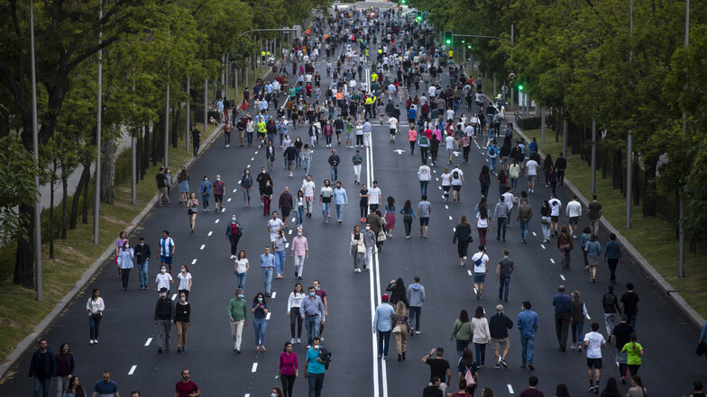 Menschen treiben auf dem Paseo de la Castellana in Madrid Sport.
