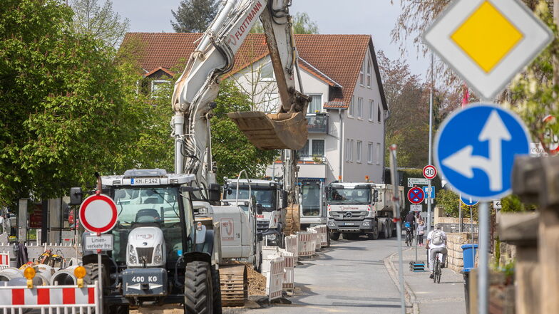 Stadtwerke-Baustelle am Hauptplatz in Pirna: Bis Ende August wird ein weiterer Streckenabschnitt gesperrt.