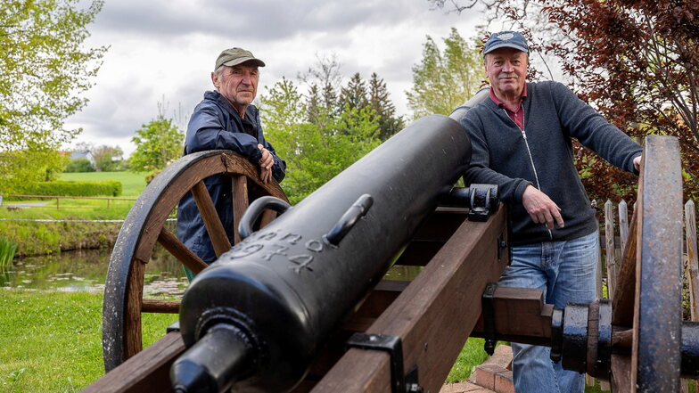 Gerold Zimmermann und Thomas Benedix (r.) haben immer einen Blick auf die Nentmannsdorfer Kanone.