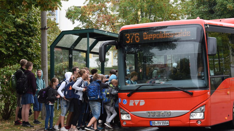 Hunderte von Kindern steigen am Gymnasium Dippoldiswalde in die verschiedenen Busse. Das Wartehäuschen, das jetzt dort steht, ist dafür viel zu klein.