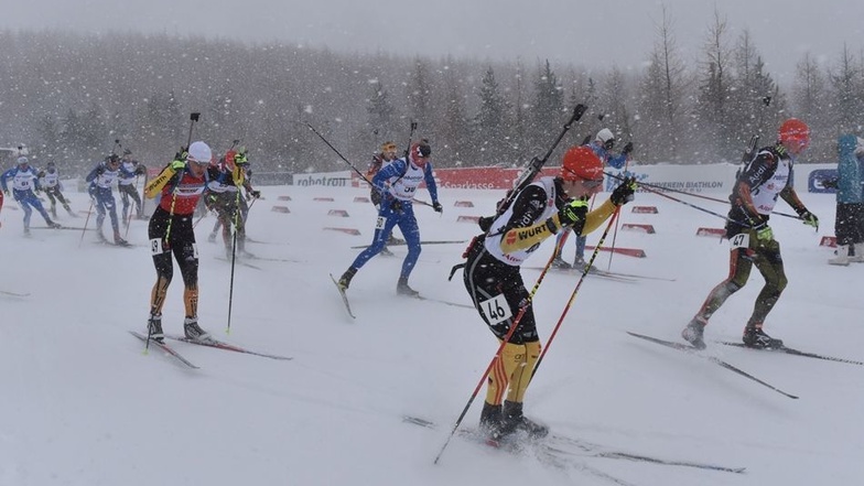 Beim Deutschlandpokal in Zinnwald mussten die Biathleten mit Sturm und Schnee klarkommen.