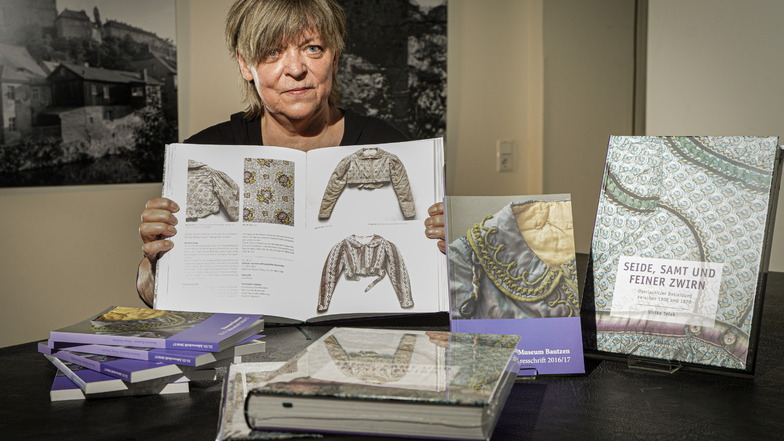 Restauratorin Ulrike Telek beschreibt in ihrem Buch "Seide, Samt und feiner Zwirn" die historische Bekleidung der Oberlausitz. Auch die neuste Jahresschrift des Museums Bautzen ist dem Thema gewidmet.