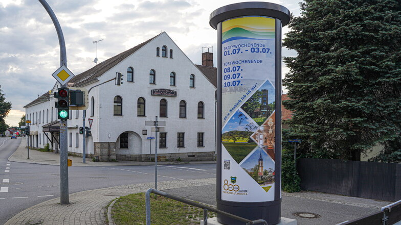 Eine Litfaßsäule von Käppler & Pausch steht nun an der Oberlandkreuzung in Neukirch. Sie wirbt auch für die 800-Jahr-Feier.