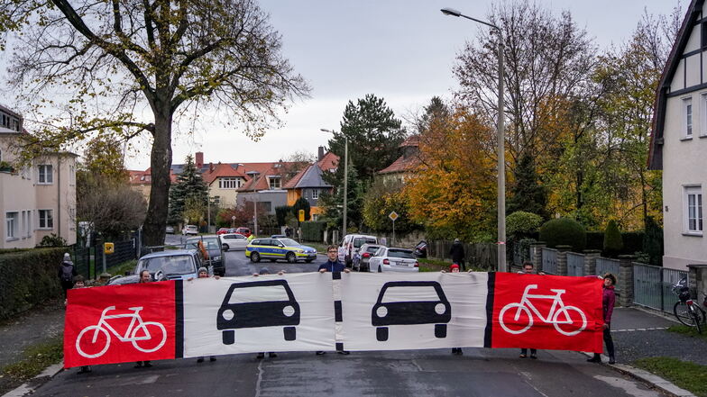 Am 17. November hat der ADFC eine Banneraktion zum sichere Radfahren auf der Gostritzer Straße gestartet.