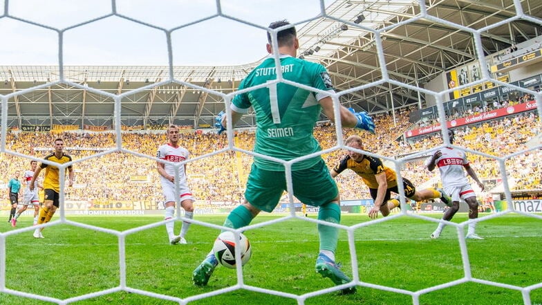 Die Entscheidung: Tony Menzel erzielt mit seinem Kopfball durch die Beine des Stuttgarter Torwarts Dennis Seimen das 2:0.