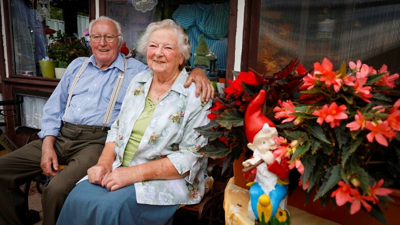 Sie sind glücklich miteinander. Brigitta und Gerhard Browatzke aus Großröhrsdorf feiern am 21. August Gnadenhochzeit. Seit 70 Jahren ist das Paar verheiratet.