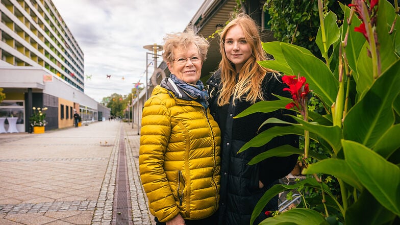 Seniorchefin Ingeborg Bock mit Enkelin Hanna vor dem Blumengeschäft an der Bonhoefferstraße. Bei Bock Blumen gab es einen Workshop.