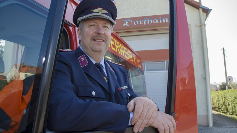 Jürgen Richter ist Feuerwehrmann mit Leib und Seele. Neben seinem Job in der Dresdner Berufsfeuerwehr leitet er auch die Dorfhainer Wehr im Ehrenamt und will mehr Leute dafür begeistern.