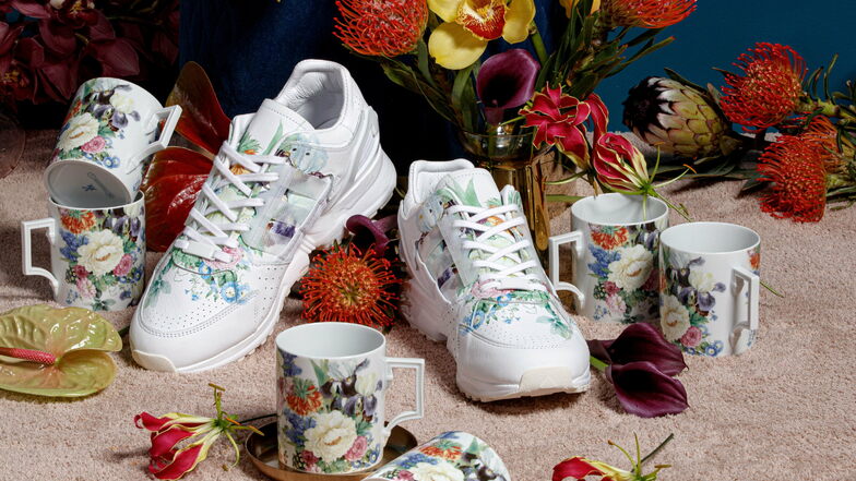 Der Sportartikelhersteller Adidas hat ein Paar Sneakers entwickelt, deren florale Motive nach Dekoren der Porzellanmanufaktur Meissen gestaltet sind.