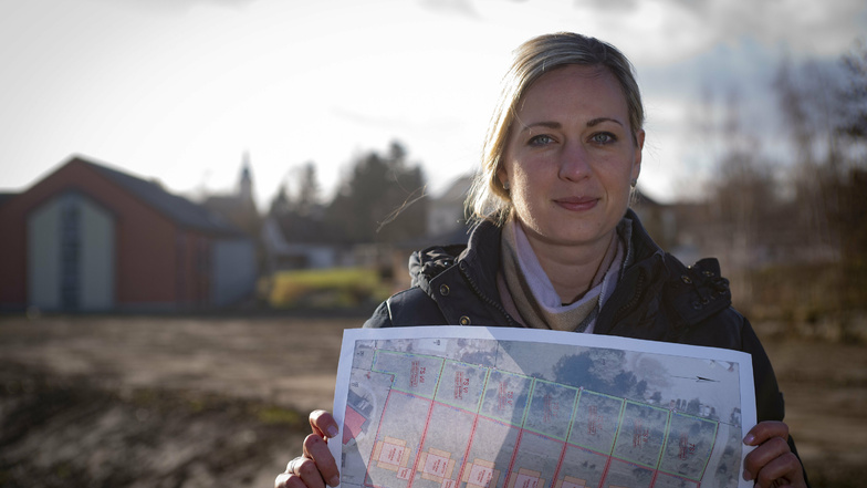Elstras Bauamtsleiterin Helen Mc Tiernan zeigt den Plan für das neue Baugebiet. Inzwischen hat die Erschließung begonnen.