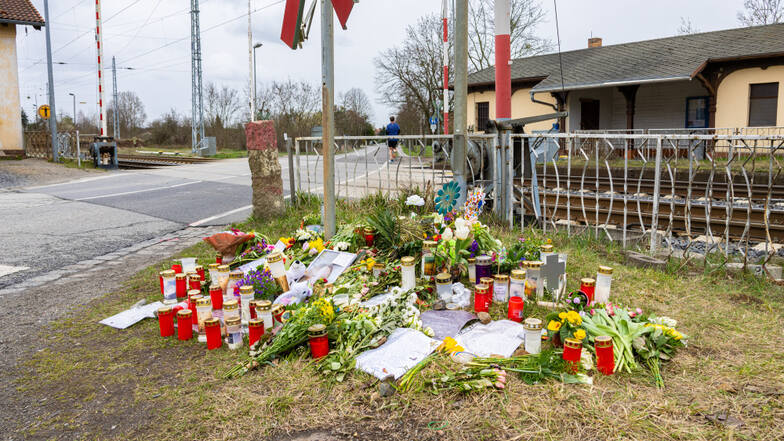 Der tödlich verunglückten 14-Jährigen gedenken viele Menschen mit Blumen, Kerzen und Botschaften an der Unglücksstelle.