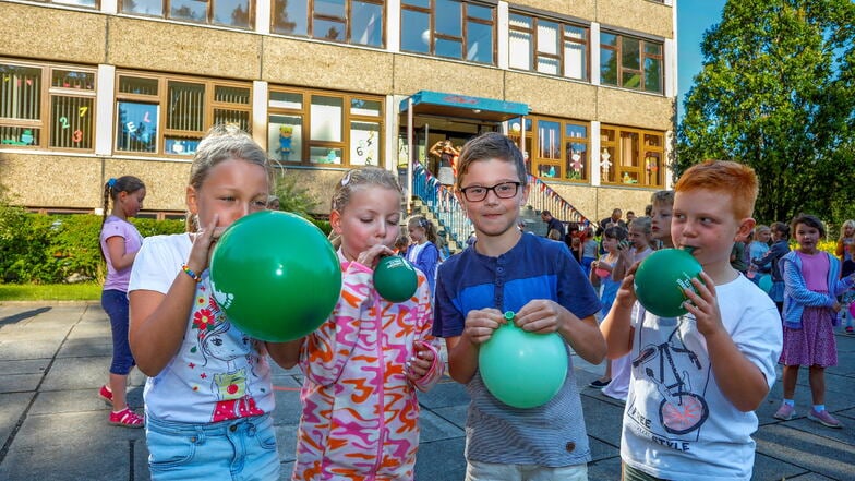 Die Jonsdorfer Grundschüler freuen sich auf einen Schulneubau, der in Sachsen seinesgleichen suchen wird. Die Plattenbauschule aus DDR-Zeiten, die stark sanierungsbedürftig ist, wird abgerissen.