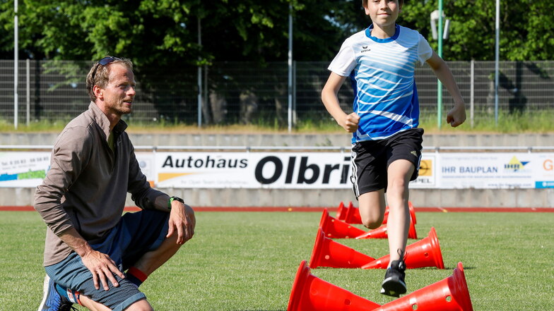 Lucas Eifler beim Training mit Trainer Matthias Aust im Zittauer Weinaupark-Stadion.
