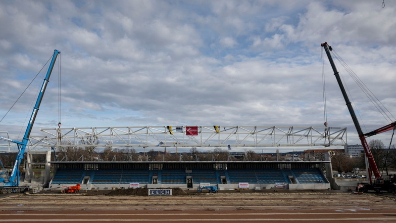 Ein großer Moment für die Stadionbauer: Zwei 500-Tonnen-Kräne heben den 105 Meter langen und 130 Tonnen schweren, freitragenden Lichtring-Träger über die Nordtribüne des Steyer-Stadions in Dresden.