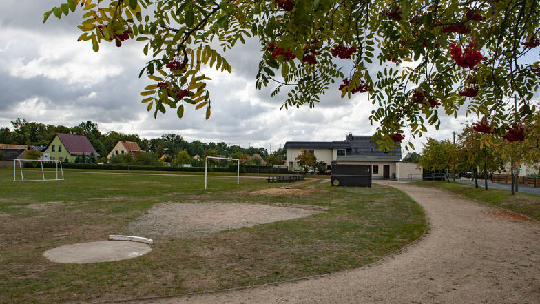 Noch liegt der Sportplatz weit hinter dem Dorf Schönfeld.