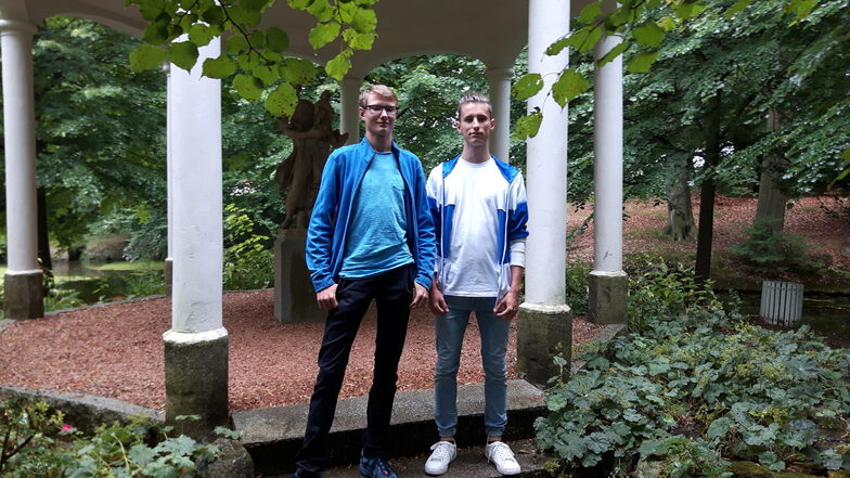 Den Bischheimer Park kennen Arne Rudolph (l.) und Jannik Schneider gut, kommen sie doch beide aus dem Haselbachtal. Die zwei jungen Männer absolvierten das Abitur am Lessing-Gymnasium in Kamenz mit einer glatten Eins.