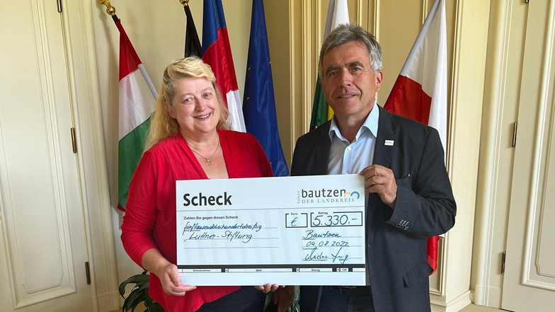 Die Vorsitzende der Luttner-Stiftung, Margitta Luttner, bekam jetzt von Landrat Michael Harig eine symbolischen Spendenscheck überreicht.