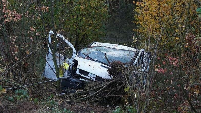 Ein Transporter stürzte nach dem Zusammenstoß mit einem Audi eine Böschung hinab.