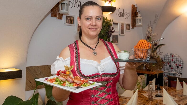 Serviert moderne Landhausküche: Anja Lehmann vom Gewölberestaurant "Happy end" in Königstein mit Ziegenkäse, Schwarzwälder Schinken und Süßkartoffeln.