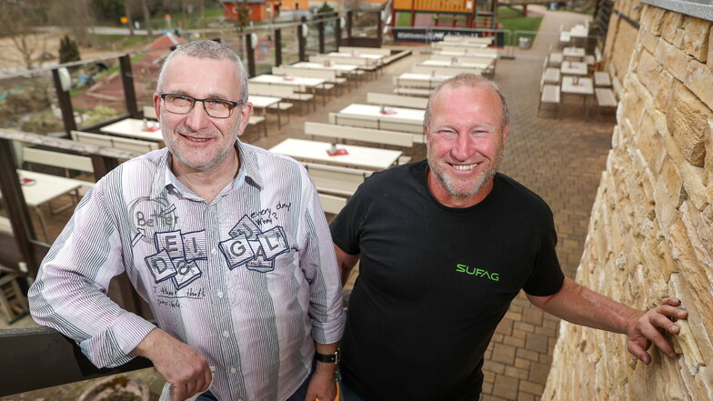 Jörg Hammer und Uwe Schreier, Betreiber des Ausflugslokals «Rost`s Wiesen», sind auf Gäste vorbereitet.