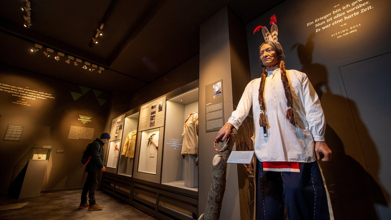 Der neugestaltete Raum mit der legendären Schlacht am Little Big Horn und der Figur von Sitting Bull ist sehenswert im Radebeuler Karl-May-Museum. Die ersten Besucher haben sich bereits angemeldet für einen Rundgang in der Villa Shatterhand und dem Bloc