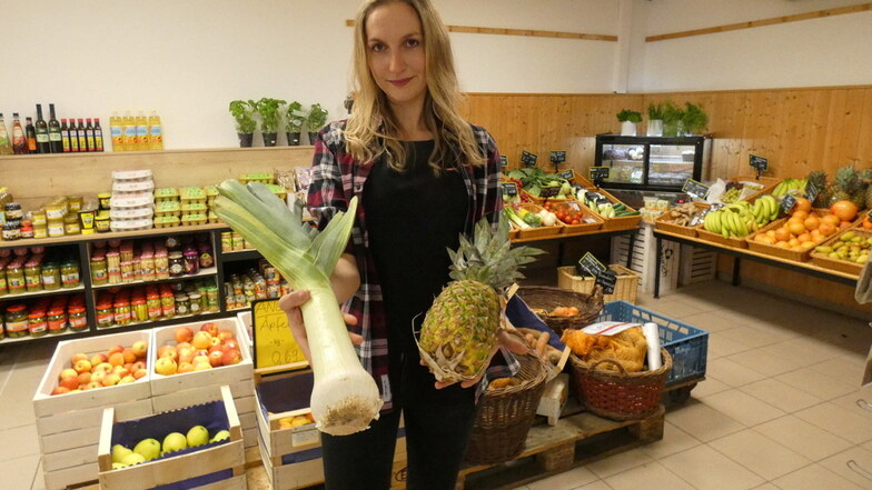 Den ersten Blickfang in Marie Rietschers Laden in Baruth bildet die vielfältige Obst- und Gemüsetheke.