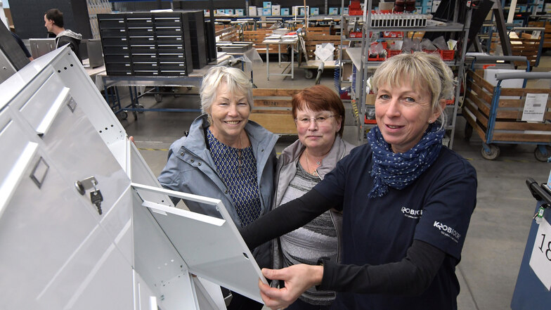 Anke Nickel (vorn) zeigt ihren ehemaligen Kolleginnen Monika Fließ (links) und Brunhild Sroka die Produktion von Briefkastenanlagen bei der Firma Max Knobloch.