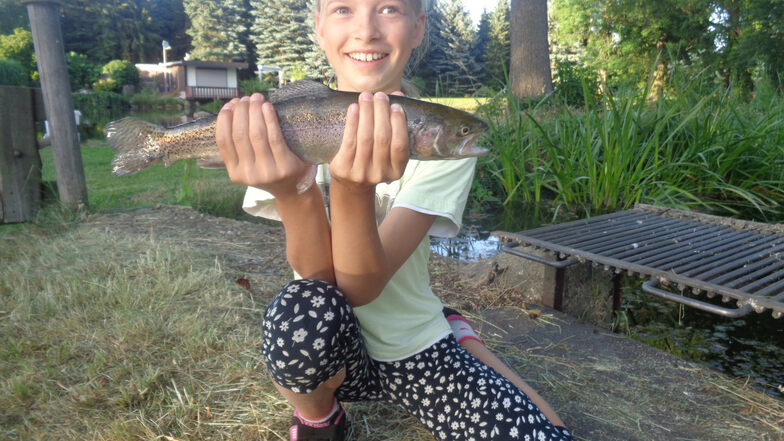 Pia Lüdemann vom Anglerverein „Röderaue“ Großenhain e.V. hat wieder einmal den größten Fisch des Tages gefangen. Beim Jugendnachtangeln kurz vor den Ferien hatte die Elfjährige erstmals Mitangler der Outlaw gGmbH als Sitznachbarn.