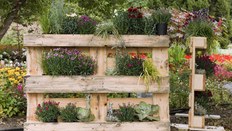 Mit dem nötigen handwerklichen Geschick lässt sich ein Mini-Garten in Eigenregie bauen.