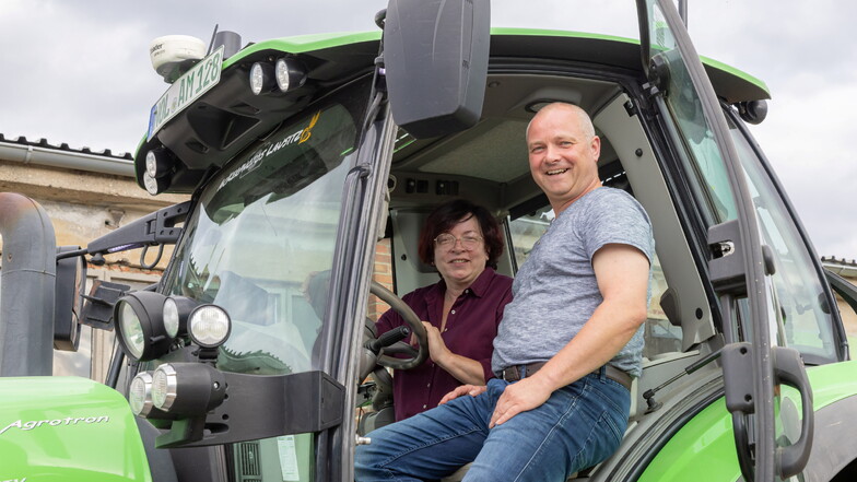 Agrarchef Stephan Schade bekam Besuch von der Bundestagsabgeordneten Ulrike Harzer (FDP). Sie besuchte die Jänkendorfer Agrar GmbH und saß Probe in einem der modernen Traktoren.