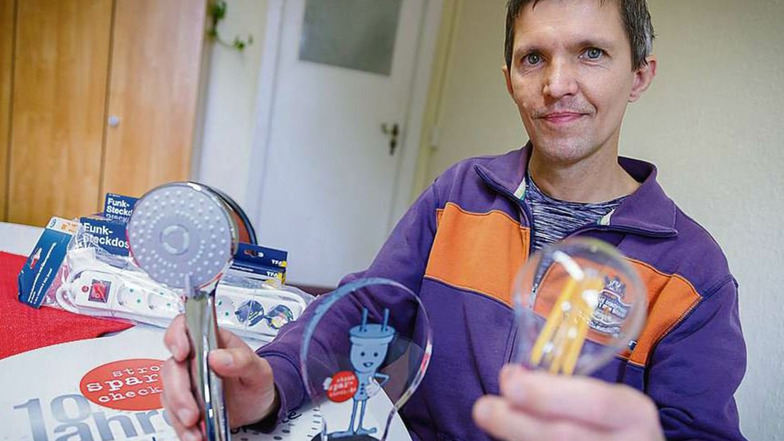 Seit zehn Jahren macht Sapos den Stromspar-Check. Steffen Dannenberg ist einer der Stromsparhelfer. Hier zeigt er Stromsparartikel, die einkommensschwache Bürger erhalten können.