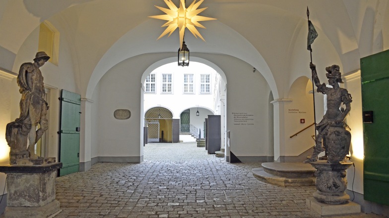 Der Hof des Barockhauses an der Neißstraße, weihnachtlich geschmückt mit Herrnhuter Stern