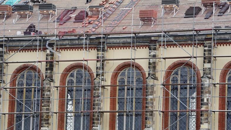In der nächsten Woche soll auch die zweite Dachhälfte der Christuskirche in Leutersdorf wieder neu gedeckt sein.