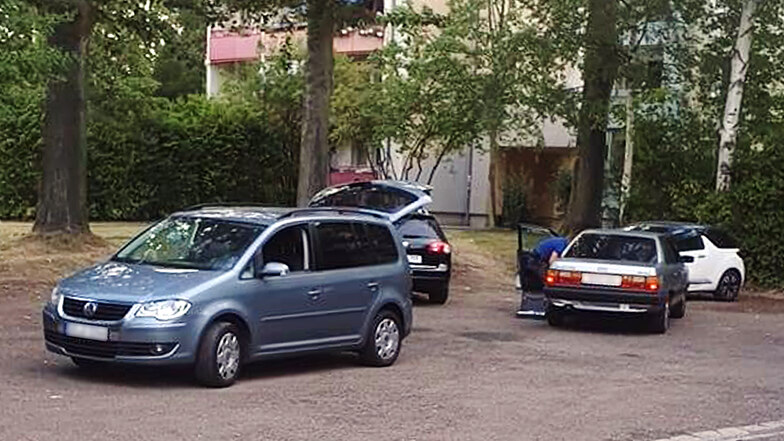 Polizeibeamte stellen in Döbeln Ost nach einer Verfolgungsjagd zwei Personen in einem Audi.