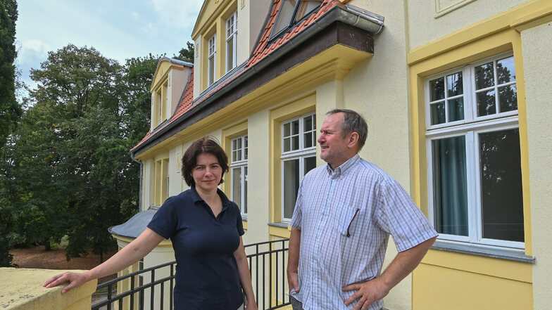 Joanna Martis und ihr Geschäftspartner Adam Roslewski auf einem Balkon des sanierten Schlosses Biesendahlshof. Der deutsche Gesetzesdschungel stellt sie vor ungeahnte Herausforderungen.