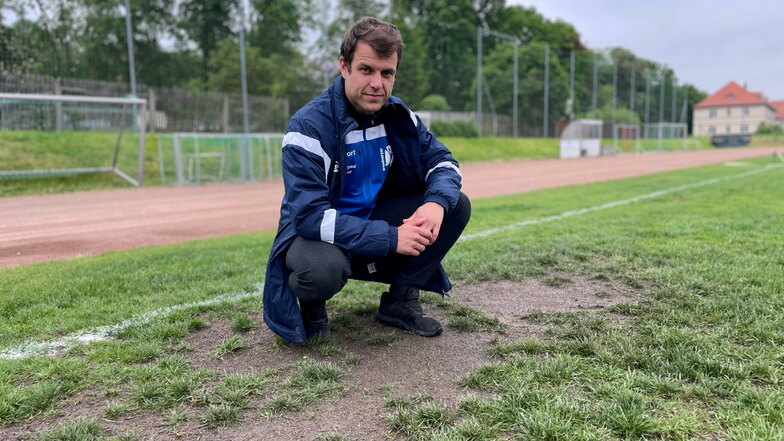 Stirnrunzeln beim Blick auf den Rasen. Abteilungsleiter Enrico Kuntke und seine Fußballer vom Dresdner SSV hadern seit Jahren mit ihrem Platz am Leutewitzer Park.
