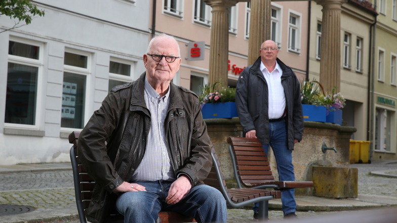 Bernd Moschke (l.) und Norbert Schnabel sind zwei von drei klassischen Stadtführern in Kamenz, die über die Stadt-Information gebucht werden können.  Nachwuchs wird dringend gesucht - vor allem in Hinblick auf das Stadtjubiläum 2025.