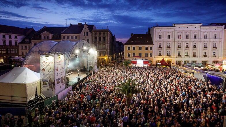 Auf der großen Bühne des Altstadtfests (Foto von 2019) wird diesmal auch das Lausitz Festival eröffnet – mit einem großen Chorerlebnis zum Mitsingen und der "Ode an die Freude".