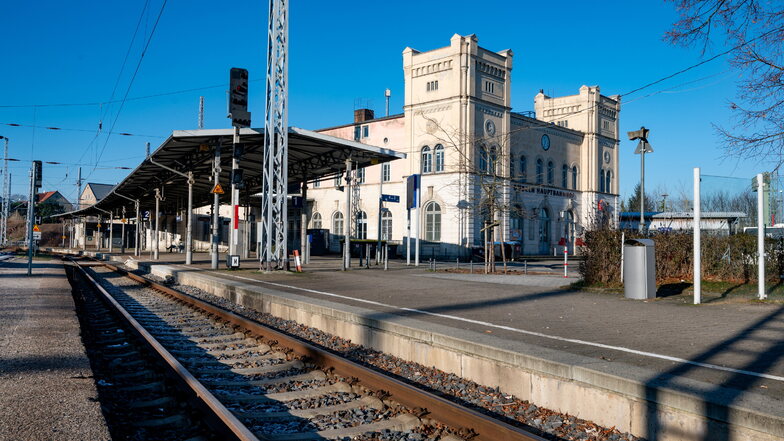 Ab Februar hält der RB 45 in Richtung Chemnitz am Gleis 3 und nicht mehr an Gleis 4. Dadurch können auch Rollstuhlfahrer ohne Probleme einsteigen.