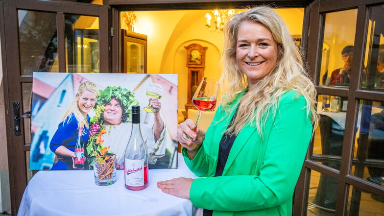 Katja Riedel serviert bei der Führung ihren "Lieblingsstück"-Wein und lädt in ihre Lieblingsstadt Pirna ein.