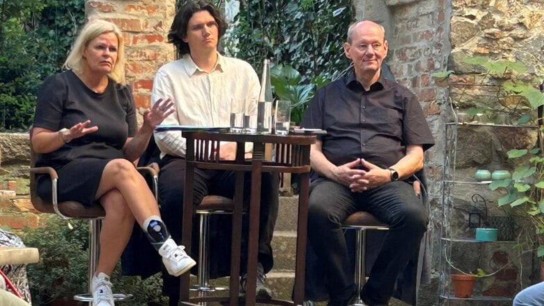 Bundesinnenministerin Nancy Faeser, Harald Baumann-Hasske (rechts) in der "Bierblume".