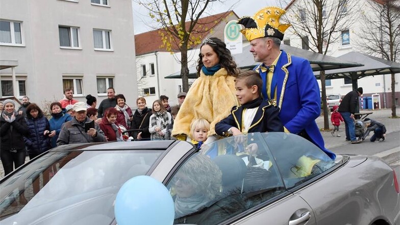 Das Prinzenpaar Jürgen und Denise sowie das Kinderprinzenpaar Ben und Beatice fahren im schicken Auto vor.- keine Angabe im huGO-Archivsys