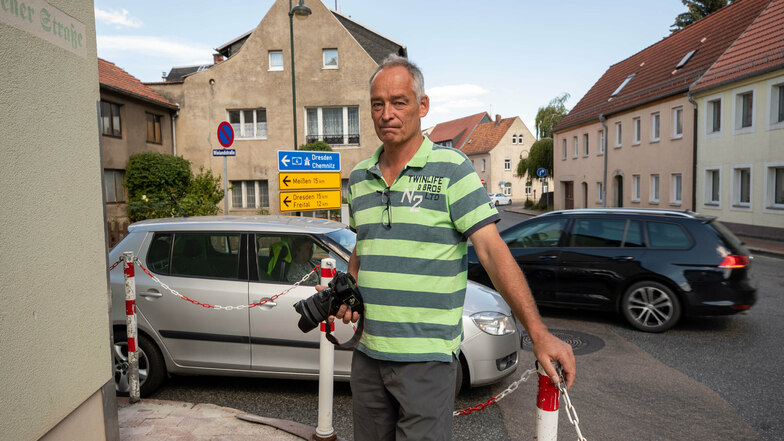 Der ständige Stau auf der Nossener Straße in Wilsdruff nervt Anwohner Lutz Kühne. Er dokumentiert den Zustand mit seinem Fotoapparat.