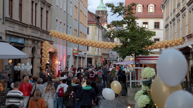 Kunden und Besucher auf der Jacobäerstraße: Sie soll künftig Teil der City-Outlet-Achse sein.