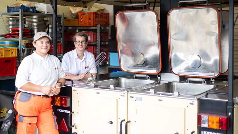 Stephanie Österreicher und Kristin Ritter haben die mobile Feldküche beim DRK Freital wieder sauber an ihren Platz geräumt. Während der Waldbrände im Nationalpark haben sie wochenlang bis zu 1.300 Mahlzeiten am Tag zubereitet.