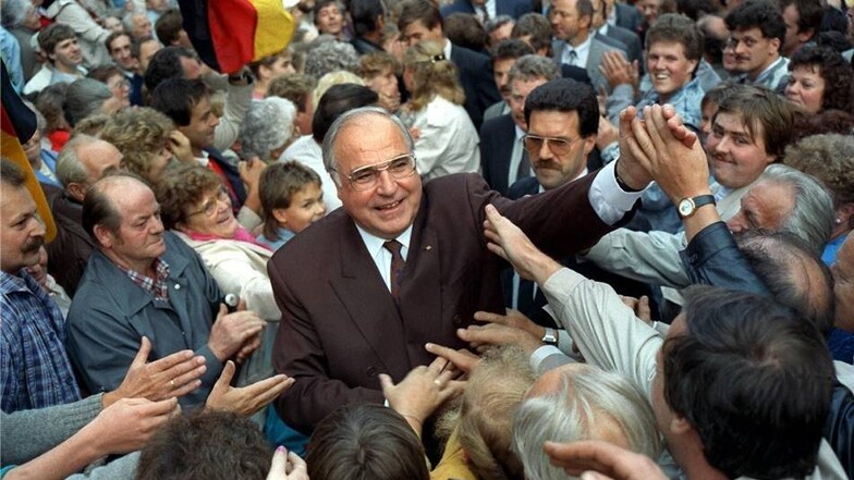 Bundeskanzler Helmut Kohl am 05.09.1990 von Massen umringt bei einer Wahlkampfveranstaltung in Heiligenstadt in Thüringen.