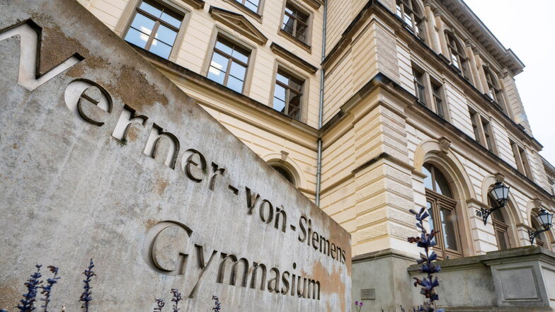 Auf den ersten Blick macht das prächtige Gebäude des Werner-von-Siemens-Gymnasiums einen noch immer passablen Eindruck. Dennoch bröckelt stellenweise der Putz, was sich nun ändern soll.