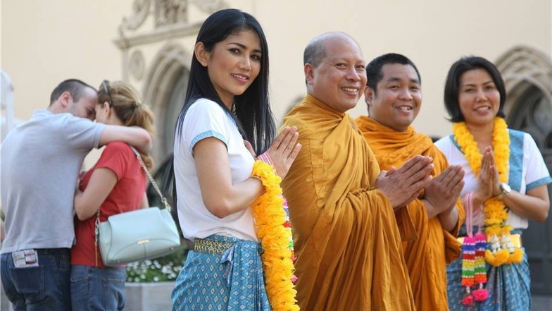 Buddhistische Mönche zu Gast an einem Thailand-Stand.